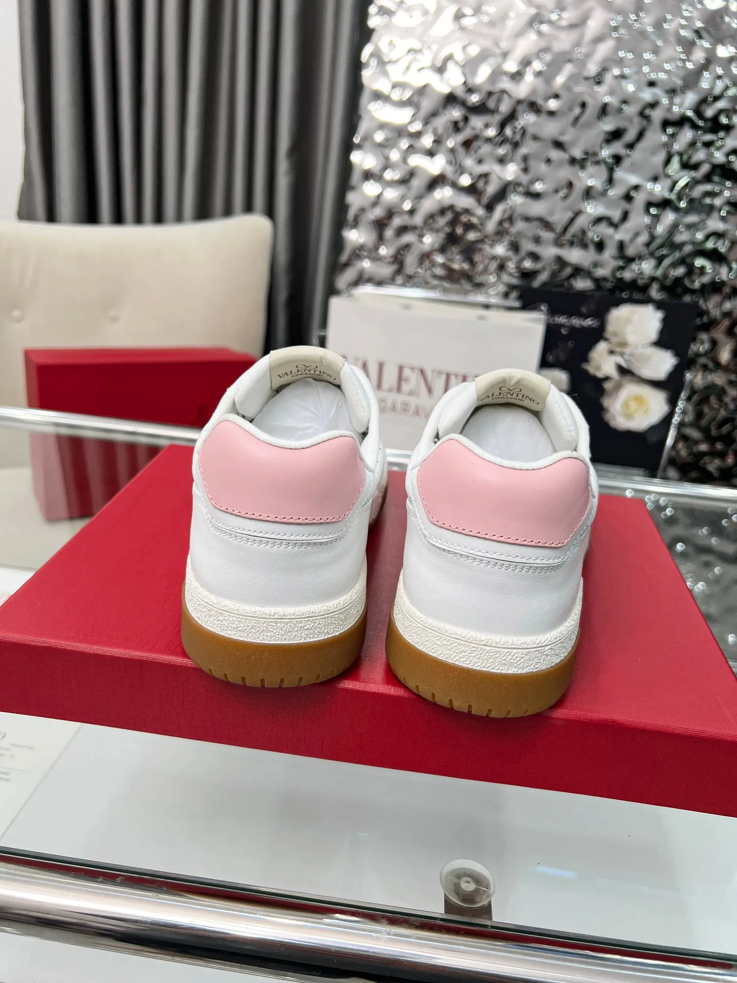 【Valentino】P: 660💰 Couple style, size: women 35-40▪️men 39-44 (customized at 45.46) Valentino 𝑶𝒏𝒆𝑺𝒕𝒖𝒅 Couple sports shoes series Valentino 2025 new couple sports shoes are on sale. The original ZP purchase and disassembly. Repeated pattern making and modification. 1:1 restoration! Top luxury masterpiece, lace-up design, soft and comfortable imported calfskin brings excellent elegant texture and excellent on-foot comfort. Top purchasing version upper: imported calfskin surface/original oil edge craftsmanship. Lining: water-dyed sheepskin lining. Outsole: original development 𝐓𝐏𝐔 two-color combination outsole. Packaging: full package with original configuration.